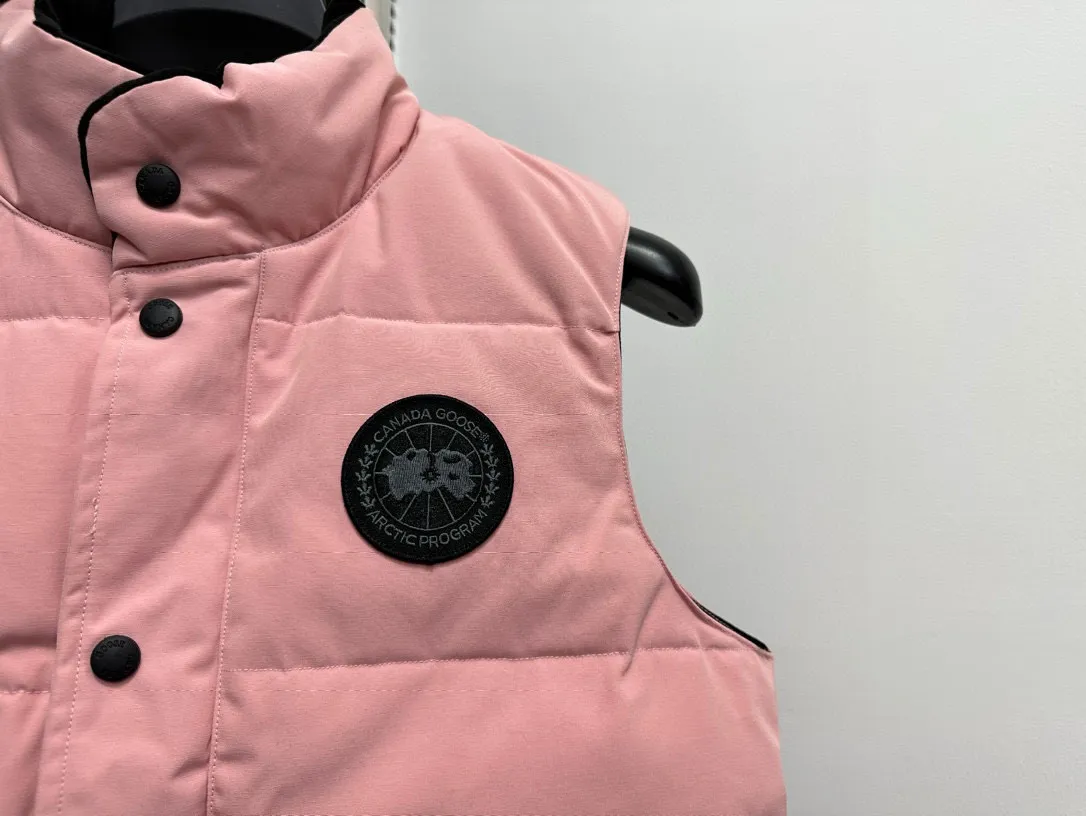 P360 [Canada Goose] Canada Goose #Freestyle Crew 4154M Men’s and Women’s Vest Down# ➖ Imported Behringer embroidery machine with customized 10,000-needle embroidery logo! ➖ Imported 21-count polyester-cotton blended original fabric, using Feather-Light 10D waterproof coating fabric, made of 84.5% polyester fiber and 15.5% cotton, 100% the best feel in the entire network! ➖ The genuine official website uses the national standard 80 white duck down, and will never be misled by false claims such as 90 down or goose down! ➖ 100% nylon nylon lining with double double-layer sealing design to prevent velvet from running away. Top-grade polar fleece is used in the collar and pockets to keep warm and comfortable! ➖ Yoshida YKK provides original custom-made electroplated sliders. YKK two-way lockable zippers are tight and smooth and will not peel off paint! ➖ 3M composite original Velcro is durable, and all accessories and hardware are disassembled and customized! ⛔No slander, no exaggeration, no need for too much copywriting, because it is focused, it is professional!  SIZE: XS S M L XL XXL